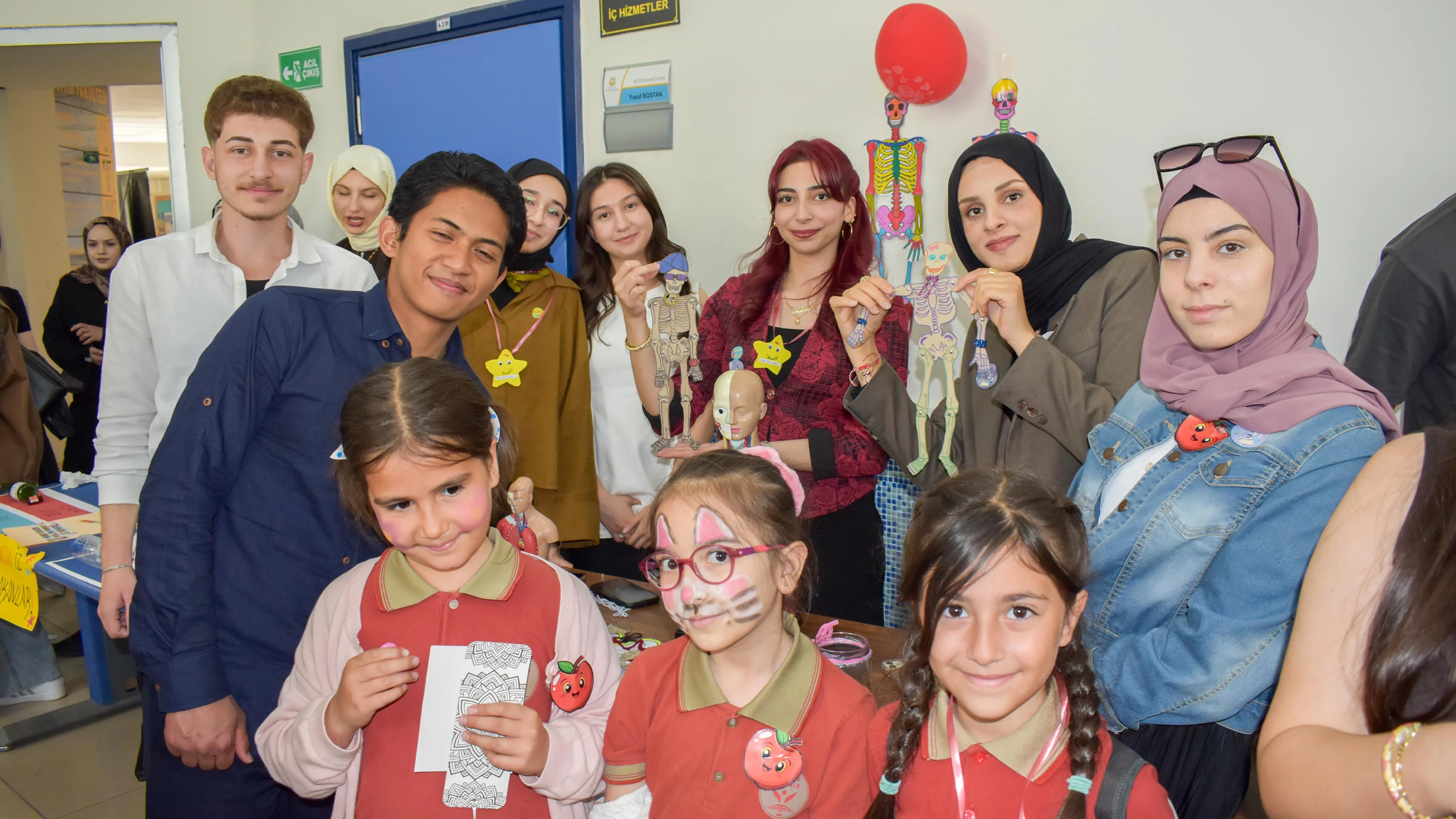 Öğretmen adayları, materyal şenliğinde ilkokul öğrencileriyle buluştu